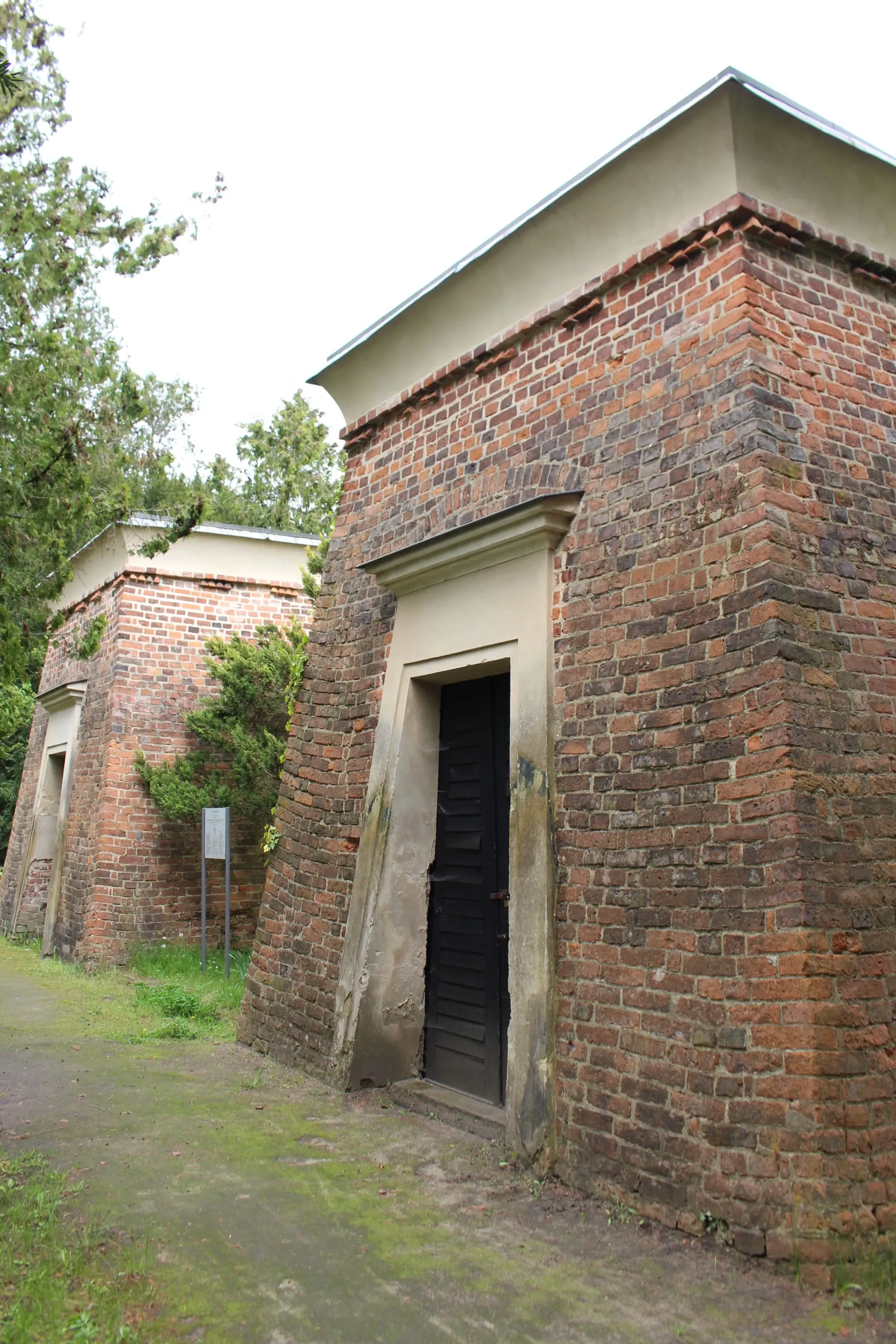 Die monumentalen Backstein-Pylonen am Eingang
