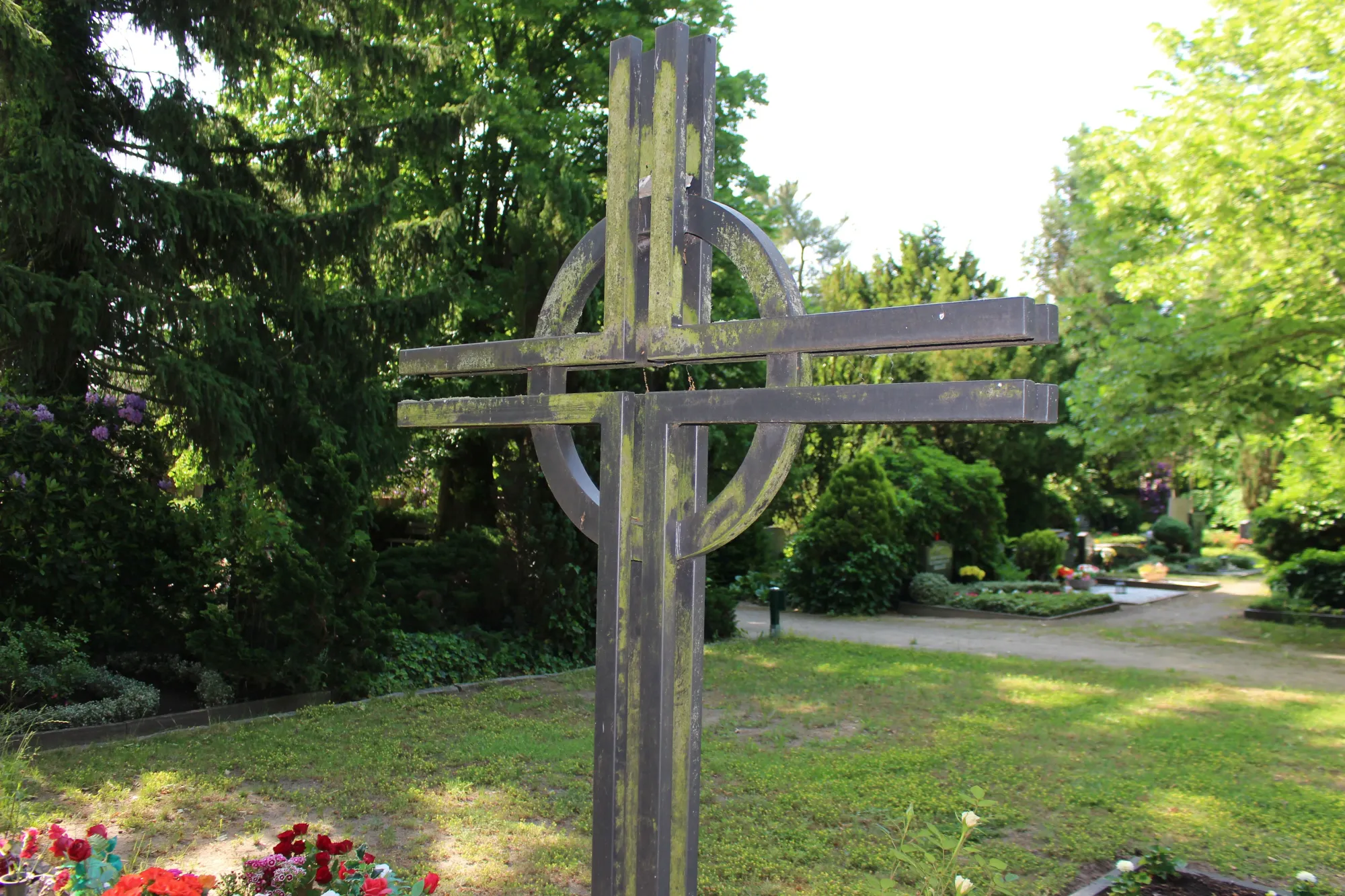 Verwittertes Ringkreuz auf dem Friedhof